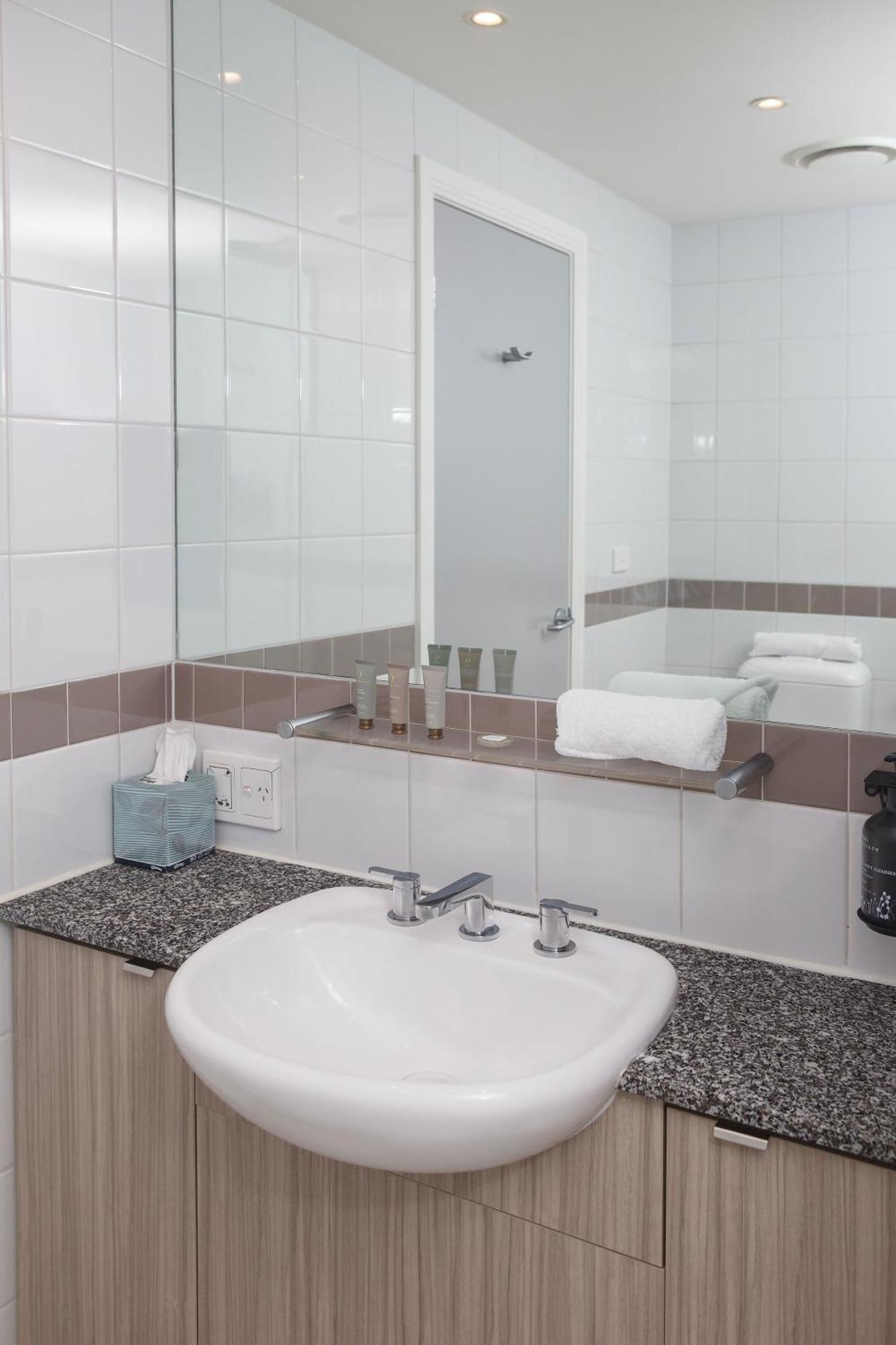 Modern Nomads Elegant In The Heart Of Cbd With Pool & Balcony Apartment *